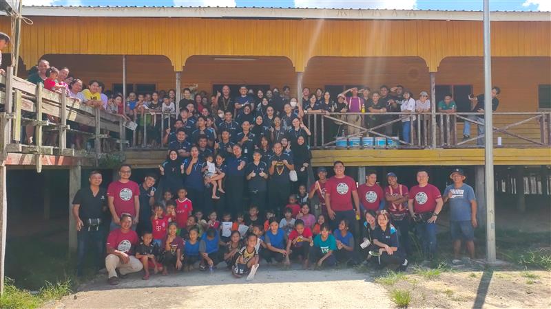 SFDSB with UMS student and community in front of the Longhouse of Kampung Tataluan. SFDSB with UMS student and community in front of the Longhouse of Kampung Tataluan.