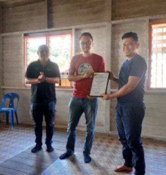 Mr Julius receiving the gift from UMS witnessed by FMUEM, Mr Teddy Sius. SFDSB hope to collaborate again with UMS in the future. Nauclea Orientalis seeds to be planted in Kg Tataluan and Kg Bangau.
