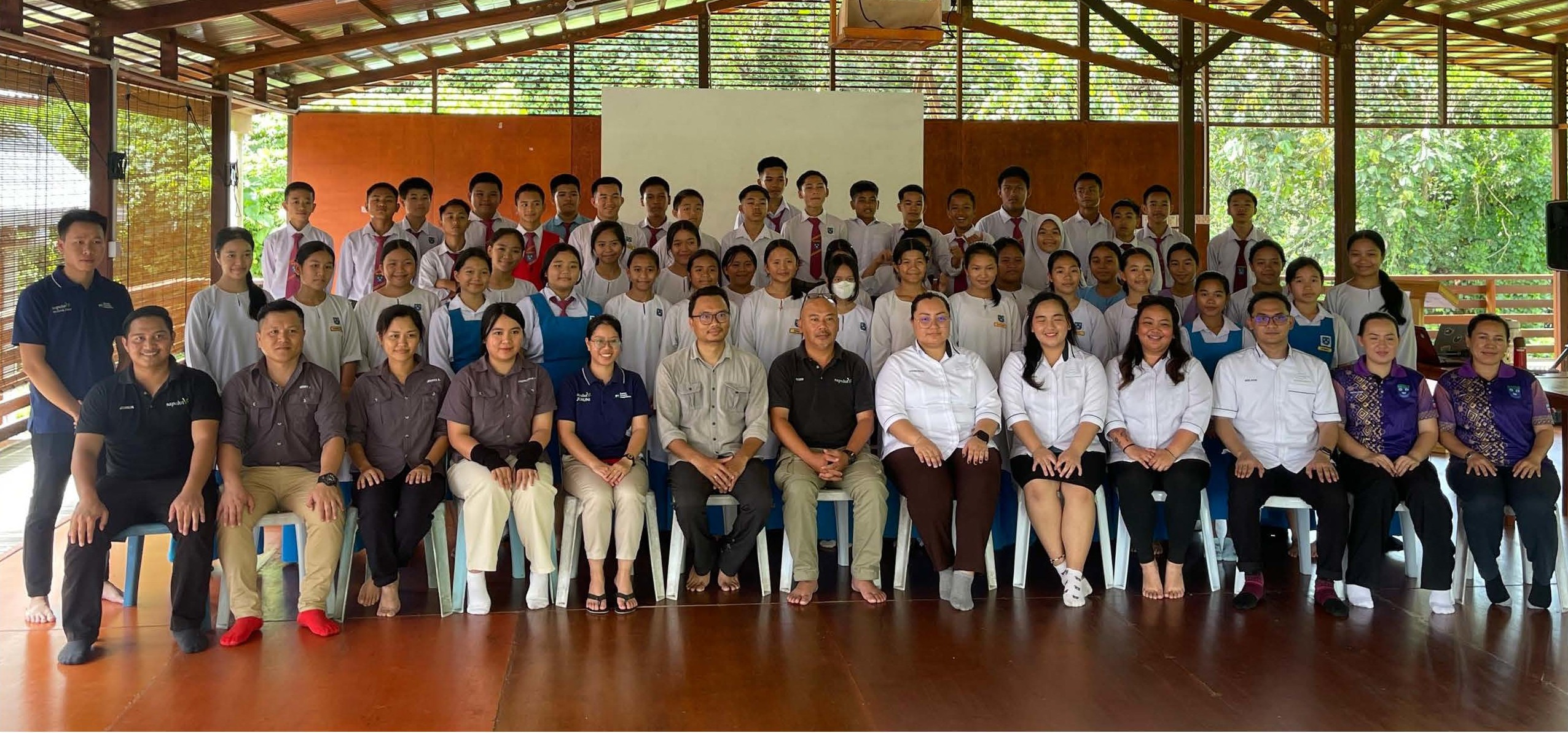 Group picture with students from SMK Sapulut.