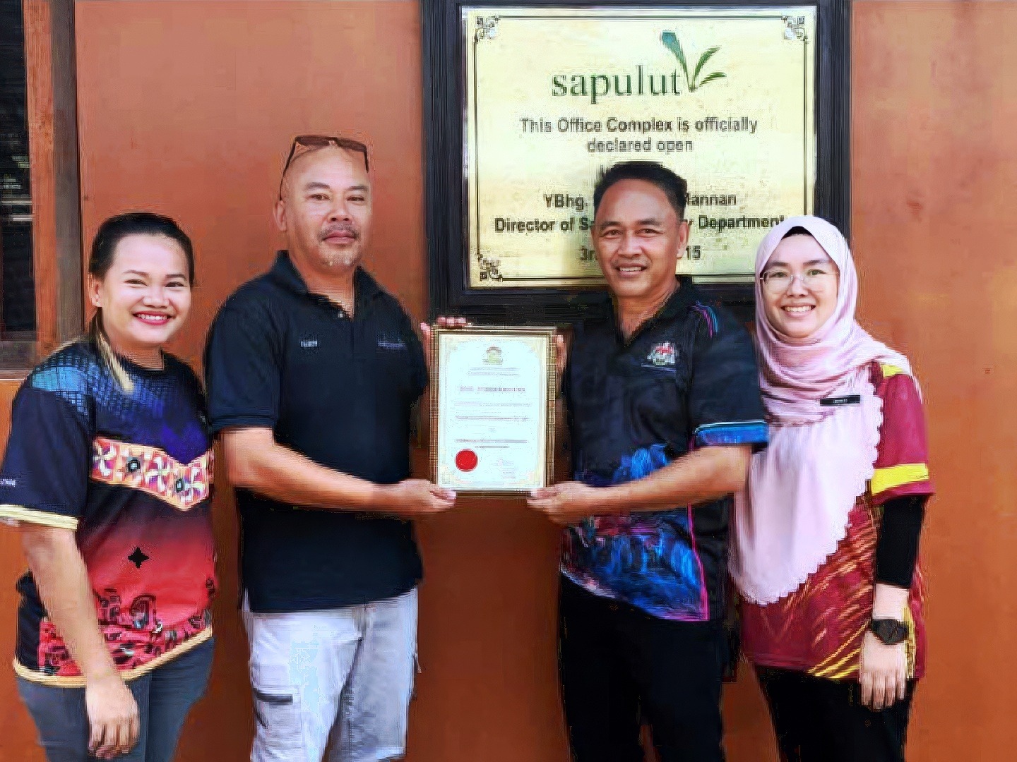The certificate was presented by the school’s representative alongside with the chairman of the Persatuan Ibubapa dan Guru at SK Salarom.
