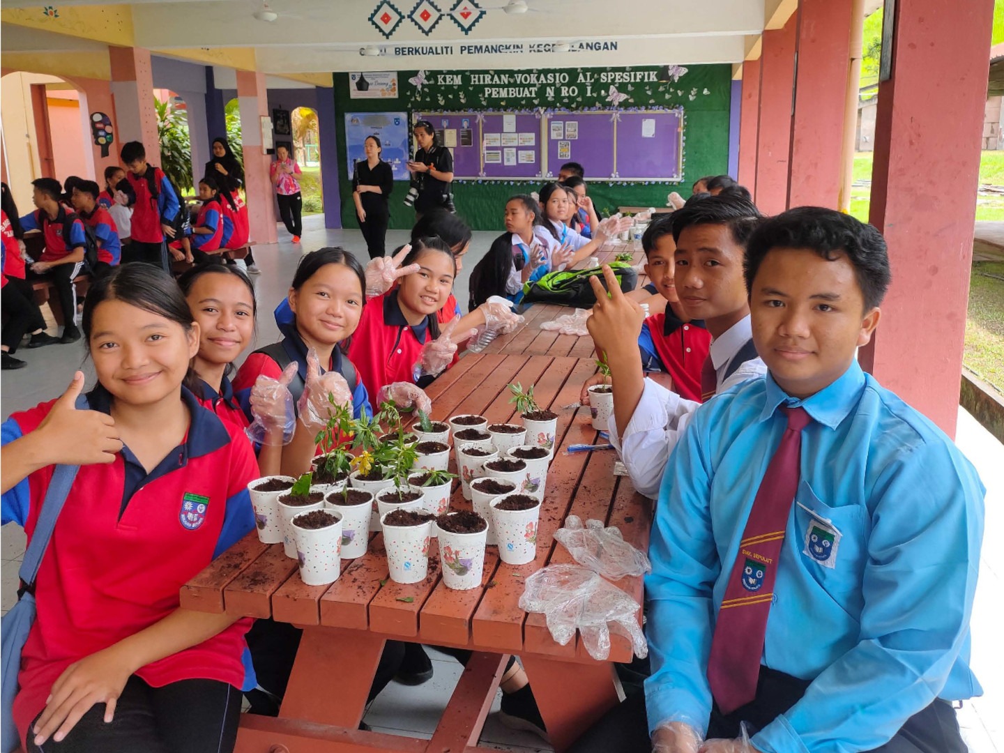 Picture of students from SMK Sapulut.