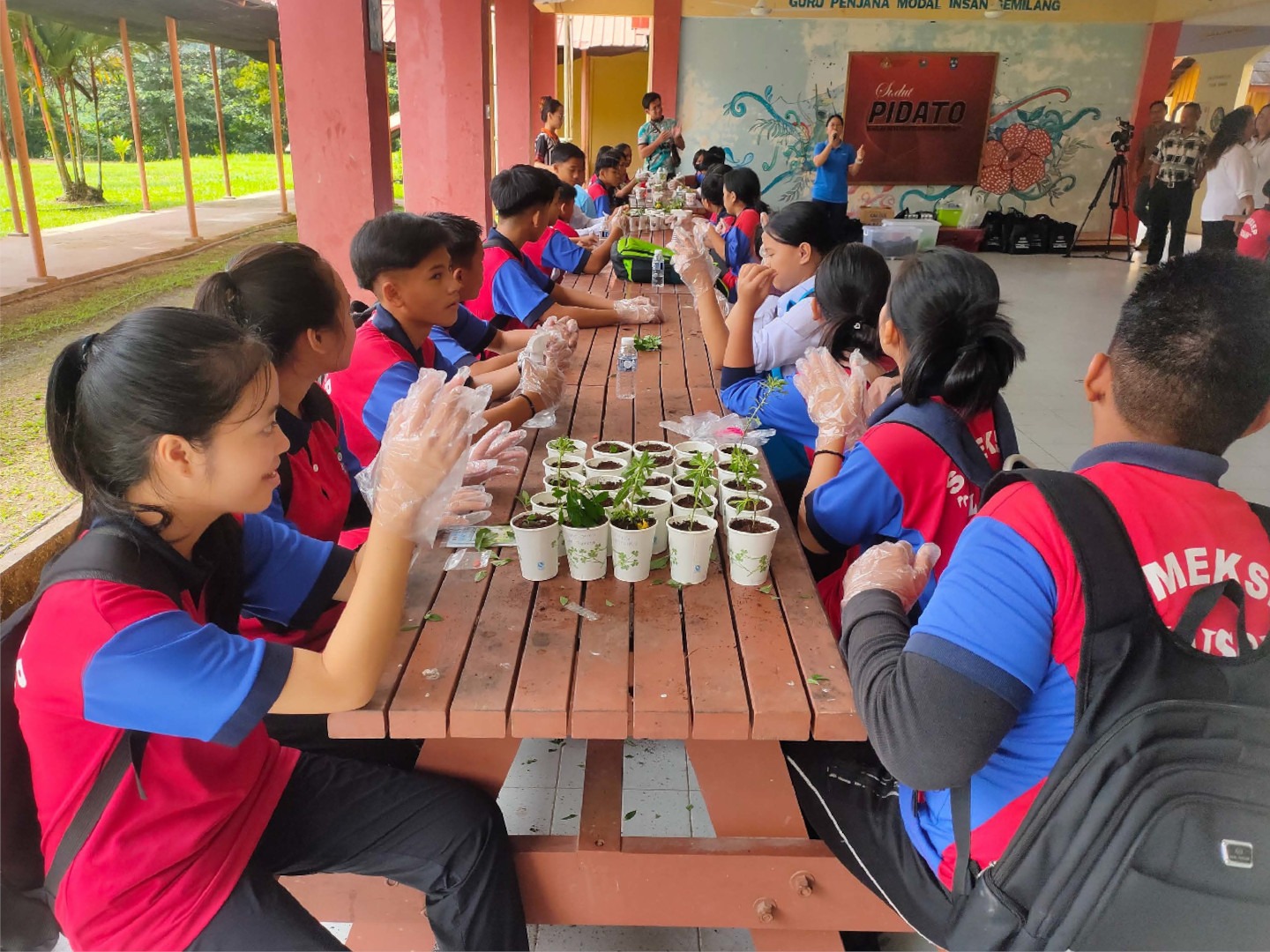 More picture of students from SMK Sapulut.